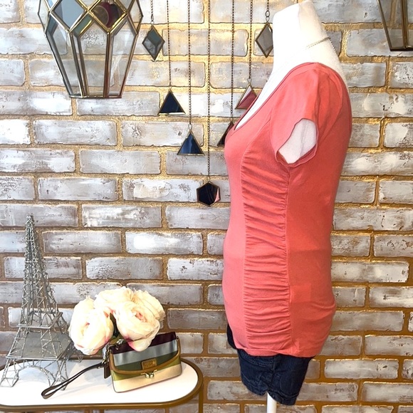 Bongo Coral Scoop Neck Fitted T-Shirt with Ruched Sides, Women’s Size Medium. - Picture 4 of 10